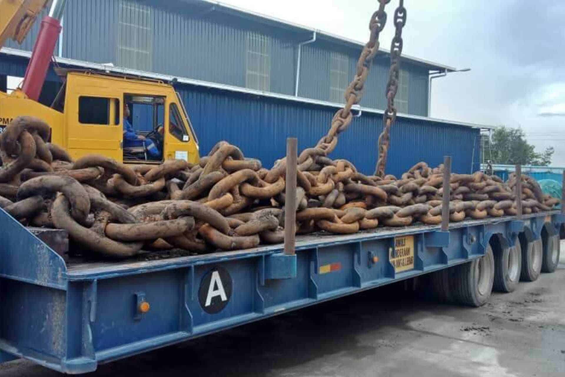 transport-truck-fleet-chain-trailer